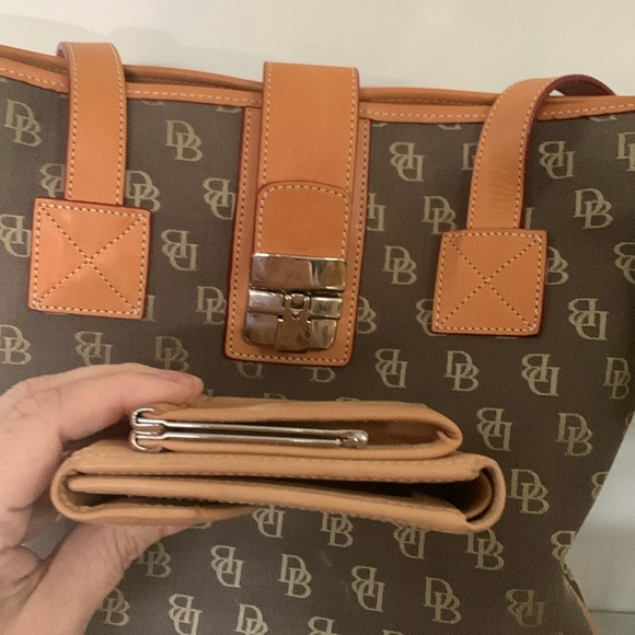 DOONEY & BOURKE Cabriolet Monogram Tote & Matching Kiss Lock Wallet - Picture 13 of 15